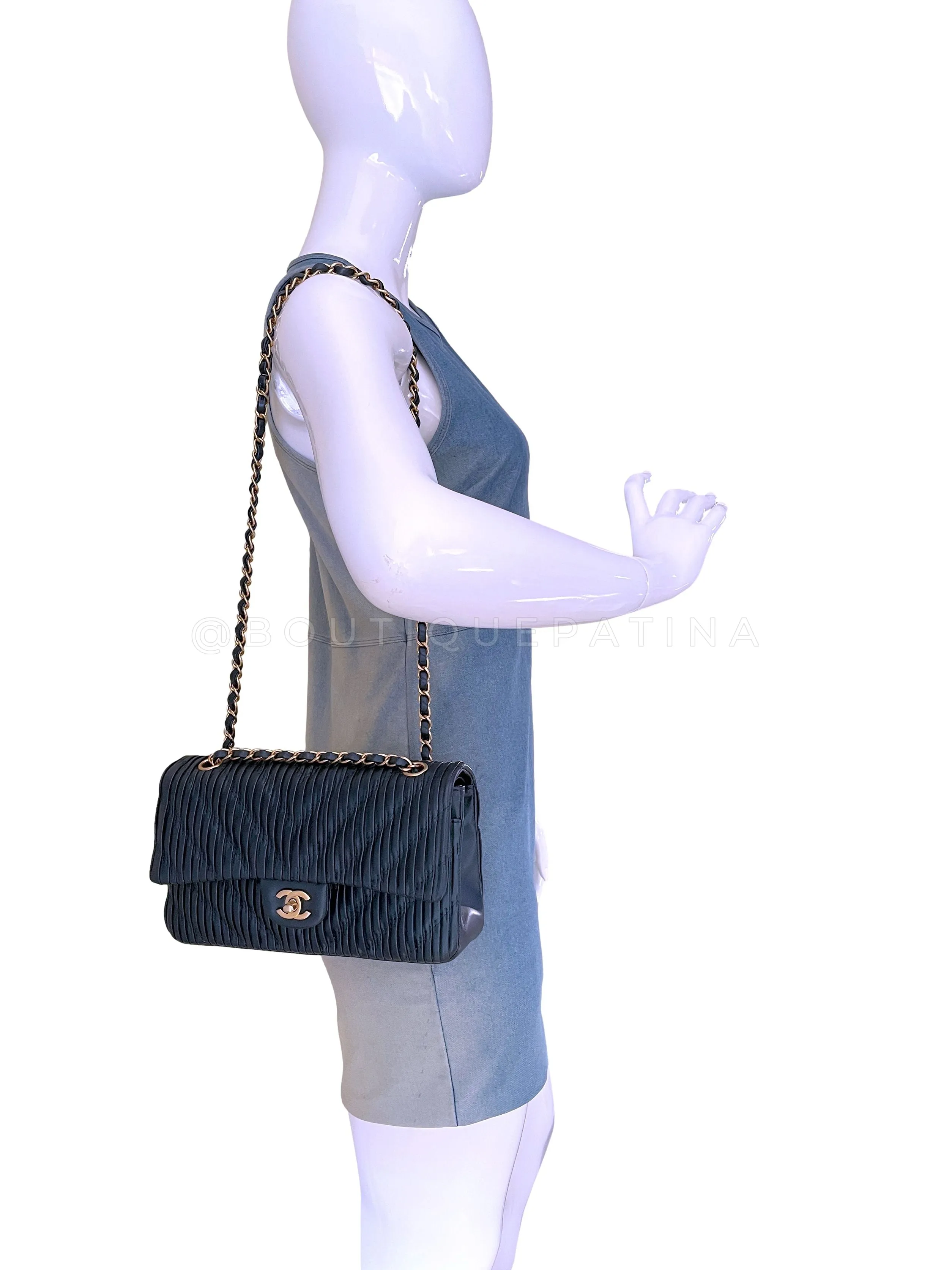 Chanel 2018 Pearly Navy Blue Pleated Chevron Medium Classic Double Flap Bag GHW