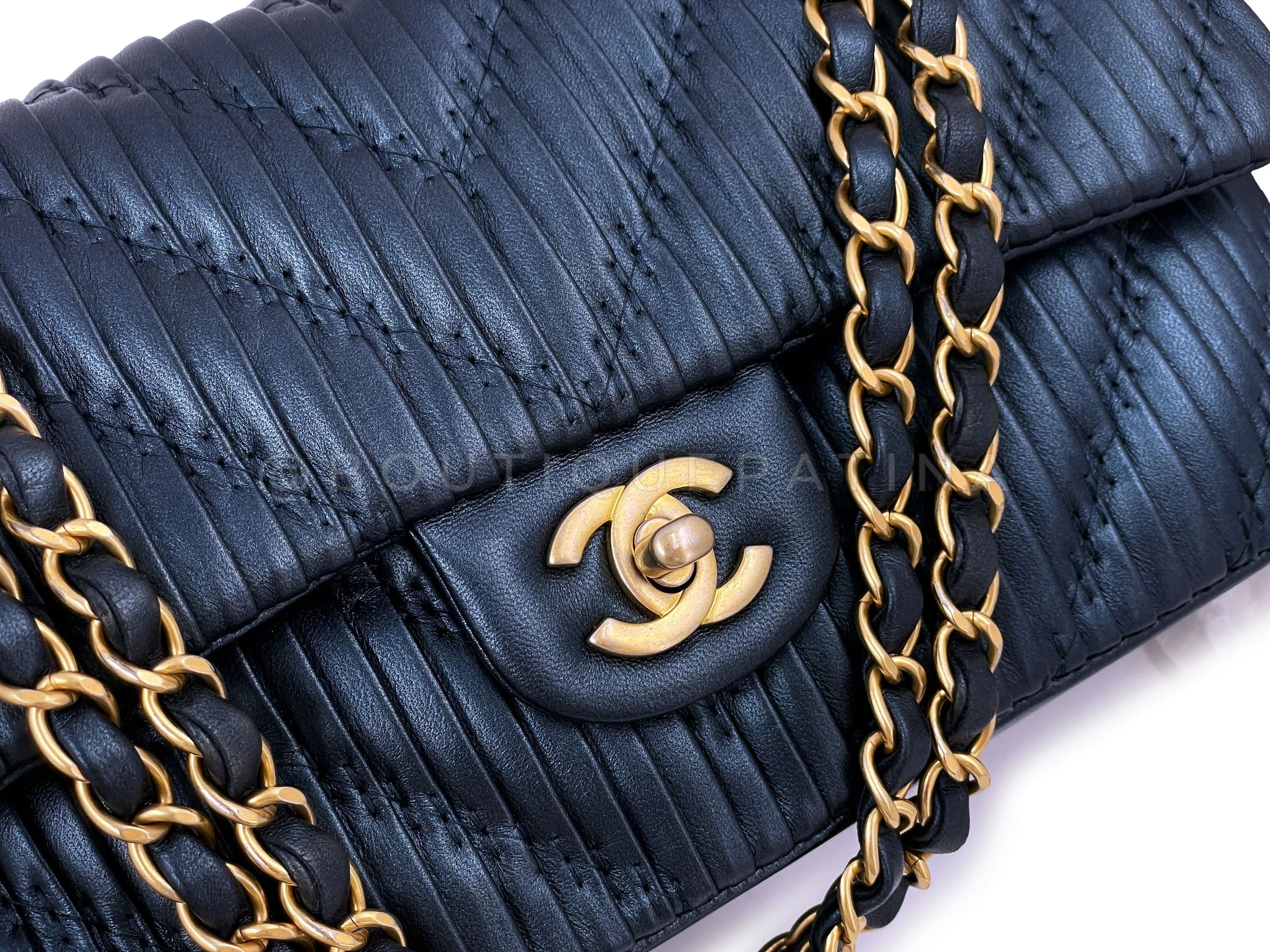 Chanel 2018 Pearly Navy Blue Pleated Chevron Medium Classic Double Flap Bag GHW