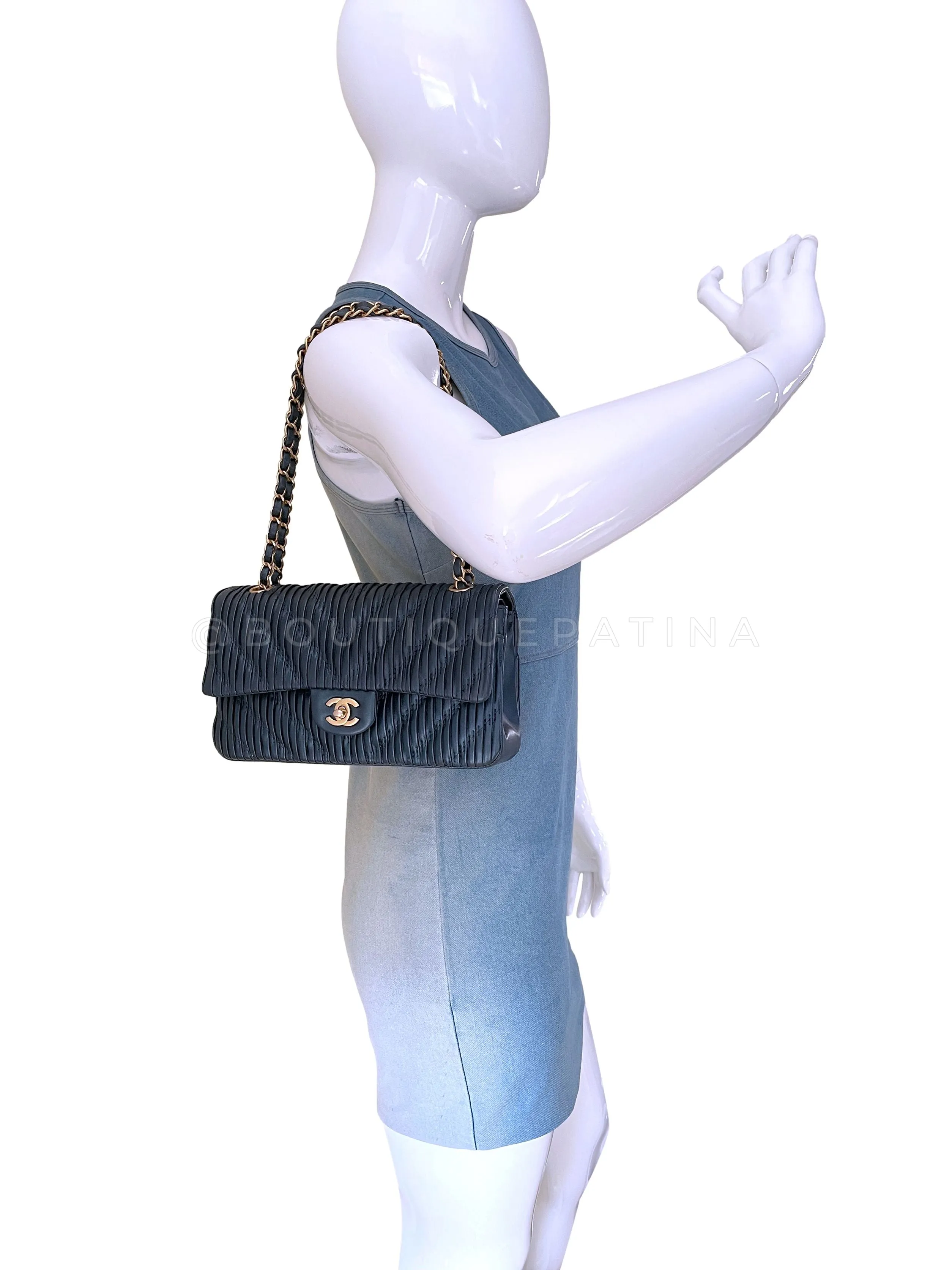 Chanel 2018 Pearly Navy Blue Pleated Chevron Medium Classic Double Flap Bag GHW