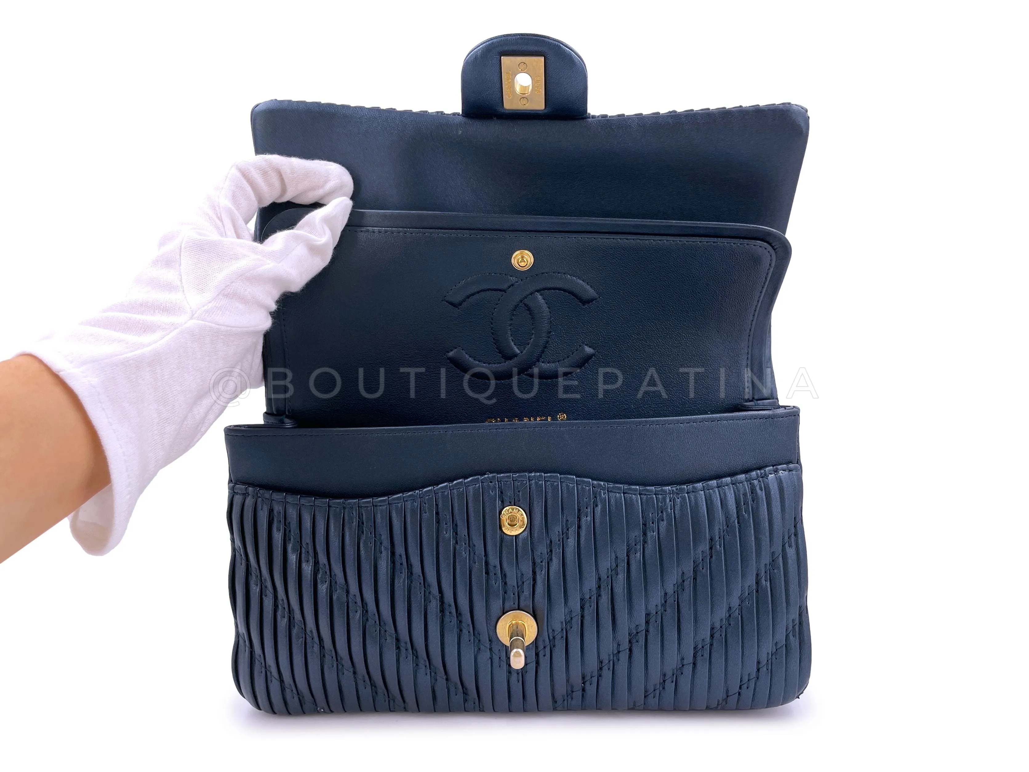 Chanel 2018 Pearly Navy Blue Pleated Chevron Medium Classic Double Flap Bag GHW