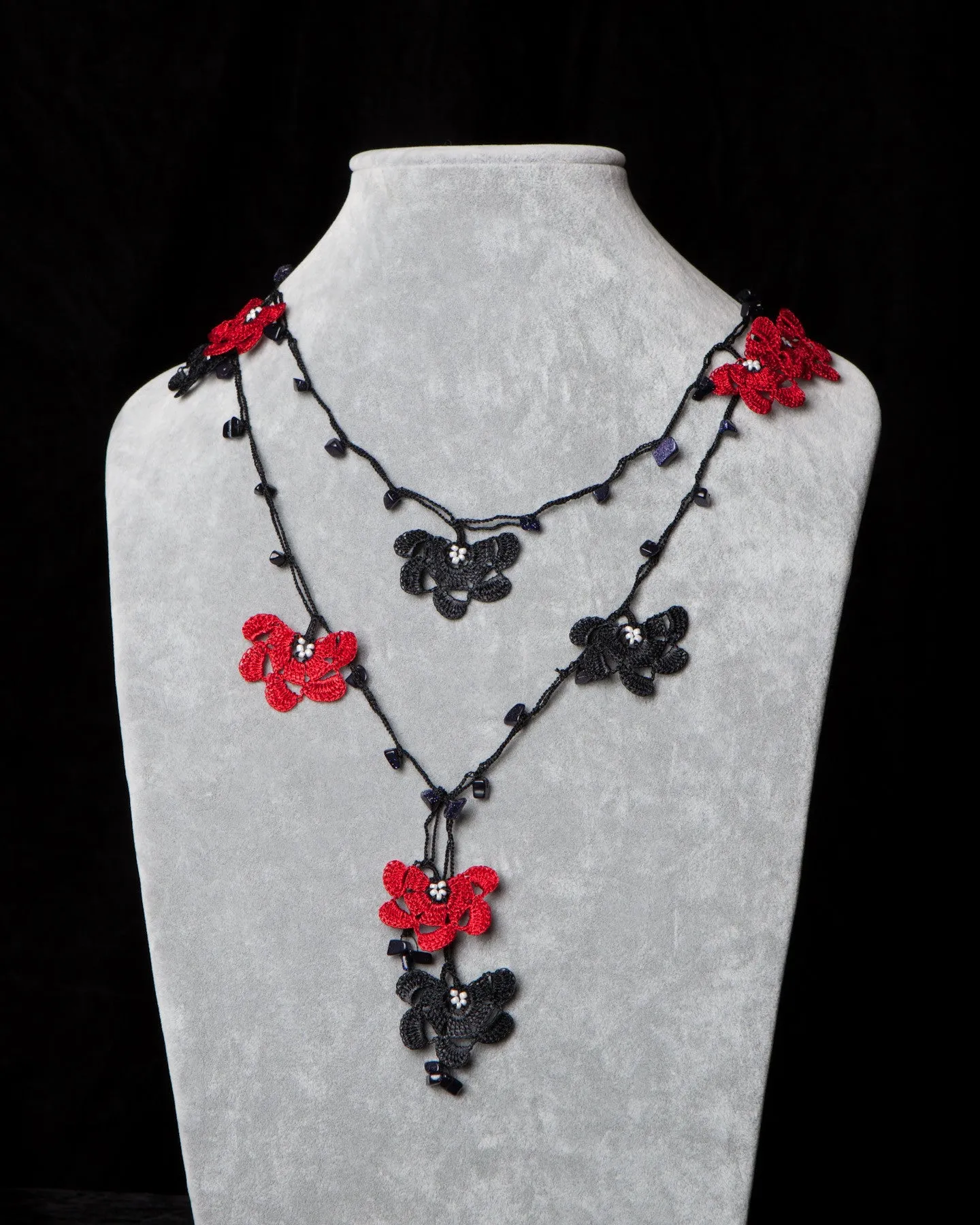 Lariat with Fan Motif -  Red and Black
